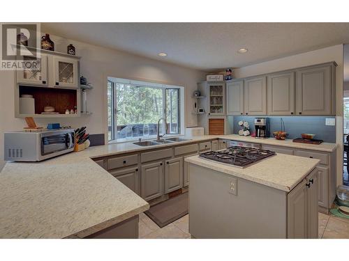 586 Roberts Drive, Williams Lake, BC - Indoor Photo Showing Kitchen With Double Sink