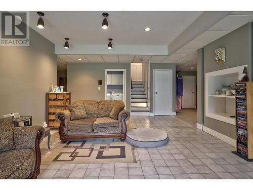 586 Roberts Drive, Williams Lake, BC - Indoor Photo Showing Living Room