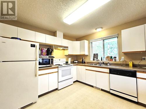 577 Harper Street, Prince George, BC - Indoor Photo Showing Kitchen With Double Sink