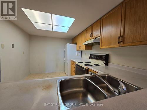 1609 - 300 Alton Towers Circle, Toronto (Milliken), ON - Indoor Photo Showing Kitchen With Double Sink