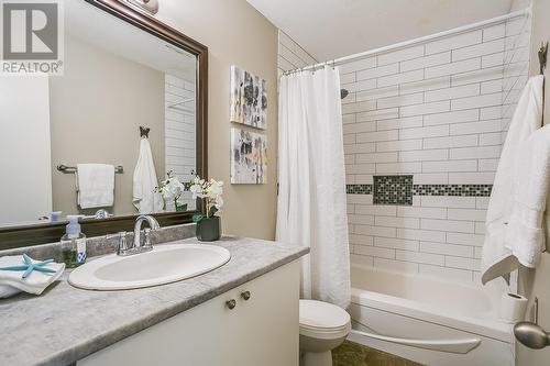 150 Scarboro Road Unit# 304, Kelowna, BC - Indoor Photo Showing Bathroom