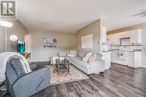 150 Scarboro Road Unit# 304, Kelowna, BC - Indoor Photo Showing Living Room