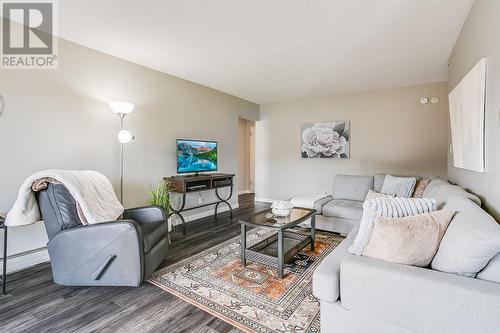 150 Scarboro Road Unit# 304, Kelowna, BC - Indoor Photo Showing Living Room