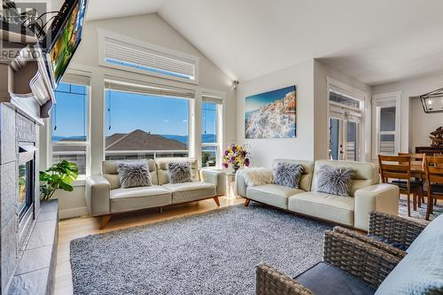 5035 Seon Crescent, Kelowna, BC - Indoor Photo Showing Living Room