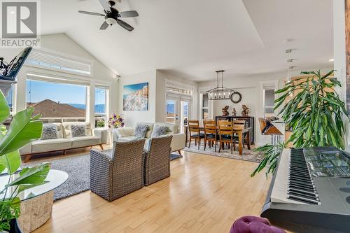 5035 Seon Crescent, Kelowna, BC - Indoor Photo Showing Living Room