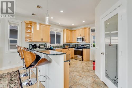 5035 Seon Crescent, Kelowna, BC - Indoor Photo Showing Kitchen With Upgraded Kitchen