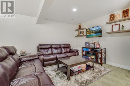 5035 Seon Crescent, Kelowna, BC - Indoor Photo Showing Living Room