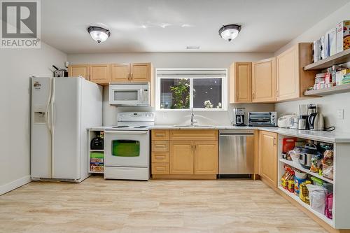 5035 Seon Crescent, Kelowna, BC - Indoor Photo Showing Kitchen With Double Sink