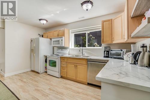 5035 Seon Crescent, Kelowna, BC - Indoor Photo Showing Kitchen