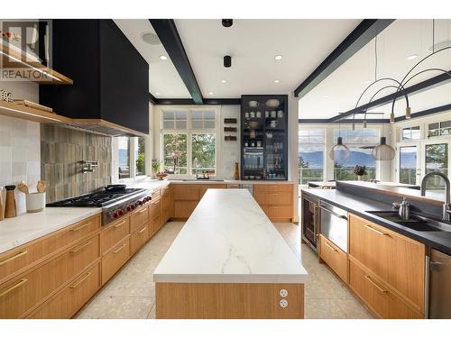 2815 Harvard Road, Kelowna, BC - Indoor Photo Showing Kitchen With Upgraded Kitchen