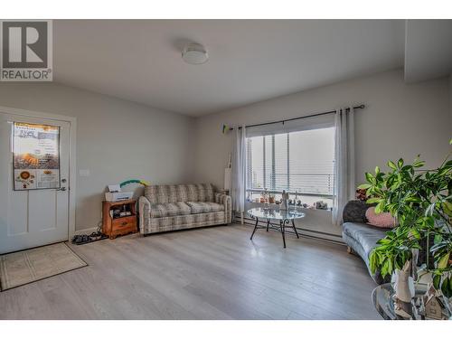 6640 Blackcomb Way, Vernon, BC - Indoor Photo Showing Living Room