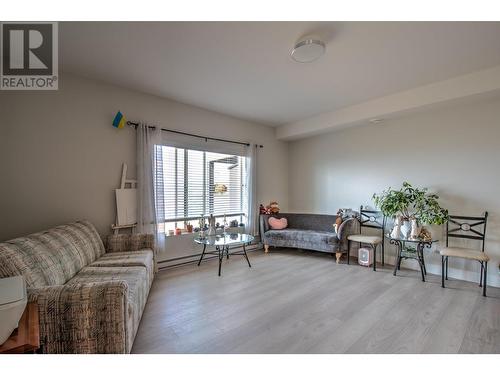 6640 Blackcomb Way, Vernon, BC - Indoor Photo Showing Living Room