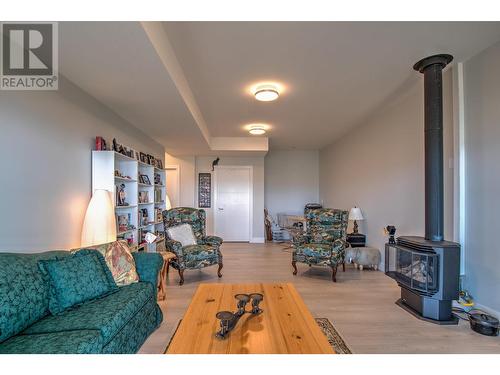 6640 Blackcomb Way, Vernon, BC - Indoor Photo Showing Living Room