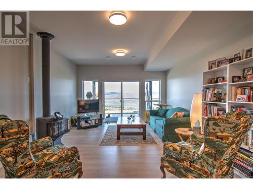 6640 Blackcomb Way, Vernon, BC - Indoor Photo Showing Living Room