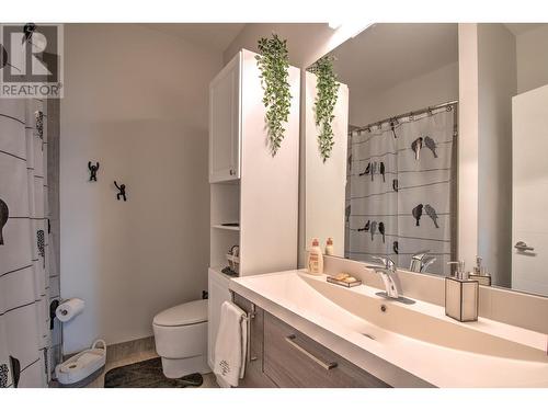 6640 Blackcomb Way, Vernon, BC - Indoor Photo Showing Bathroom