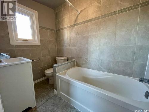 210 5Th Avenue E, Biggar, SK - Indoor Photo Showing Bathroom