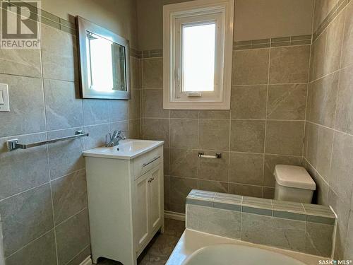 210 5Th Avenue E, Biggar, SK - Indoor Photo Showing Bathroom