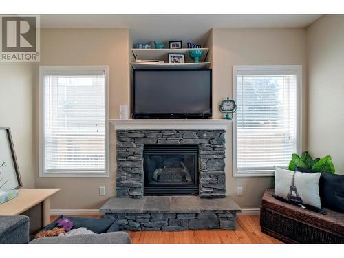 880 Arbor View Drive, Kelowna, BC - Indoor Photo Showing Living Room With Fireplace