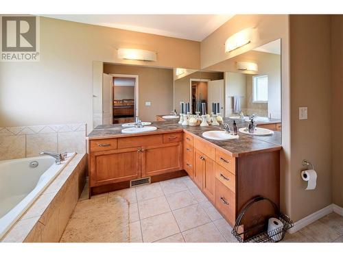 880 Arbor View Drive, Kelowna, BC - Indoor Photo Showing Bathroom