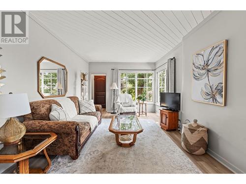 3103 21 Street, Vernon, BC - Indoor Photo Showing Living Room