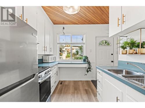 3103 21 Street, Vernon, BC - Indoor Photo Showing Kitchen With Double Sink