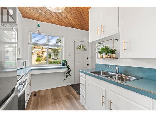 3103 21 Street, Vernon, BC - Indoor Photo Showing Kitchen With Double Sink