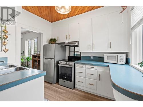 3103 21 Street, Vernon, BC - Indoor Photo Showing Kitchen With Double Sink