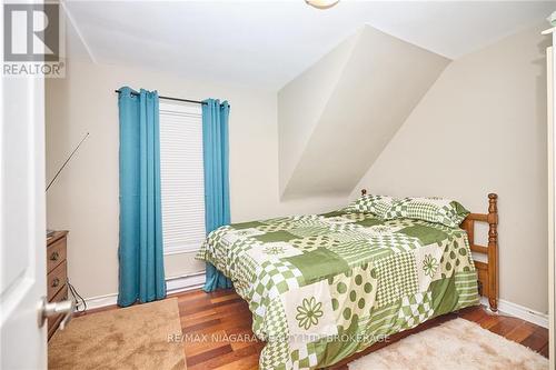 5245 Palmer Avenue, Niagara Falls, ON - Indoor Photo Showing Bedroom