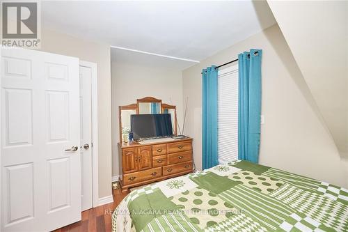 5245 Palmer Avenue, Niagara Falls, ON - Indoor Photo Showing Bedroom