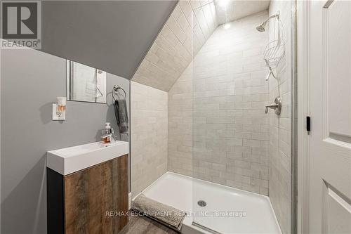 4 Middleport Road, Brant (Brantford Twp), ON - Indoor Photo Showing Bathroom