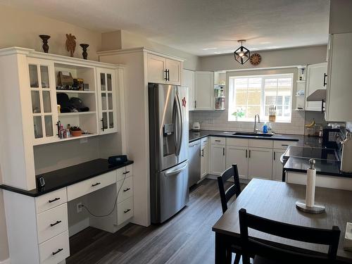 538 9Th Avenue, Castlegar, BC - Indoor Photo Showing Kitchen With Double Sink