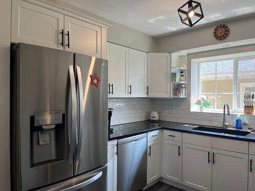 538 9Th Avenue, Castlegar, BC - Indoor Photo Showing Kitchen With Double Sink