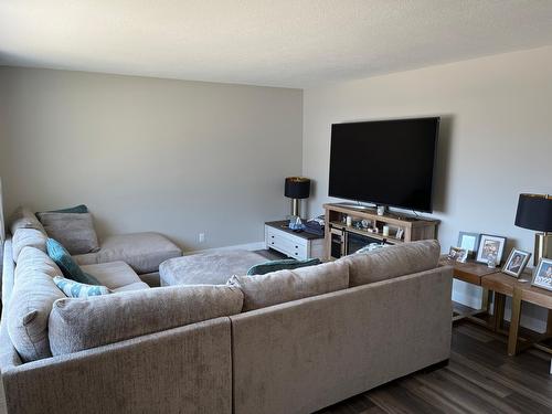 538 9Th Avenue, Castlegar, BC - Indoor Photo Showing Living Room