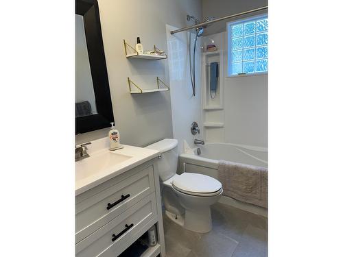 538 9Th Avenue, Castlegar, BC - Indoor Photo Showing Bathroom