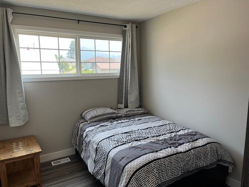 538 9Th Avenue, Castlegar, BC - Indoor Photo Showing Bedroom