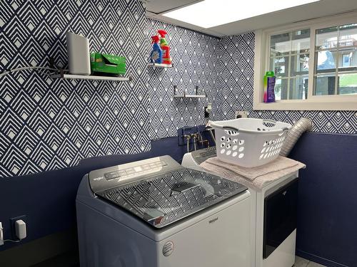 538 9Th Avenue, Castlegar, BC - Indoor Photo Showing Laundry Room