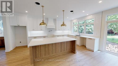 485 Julianna Court, Plympton-Wyoming (Plympton Wyoming), ON - Indoor Photo Showing Kitchen