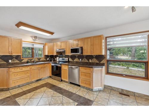 1419 Highland Drive, Castlegar, BC - Indoor Photo Showing Kitchen With Double Sink