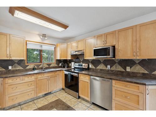 1419 Highland Drive, Castlegar, BC - Indoor Photo Showing Kitchen