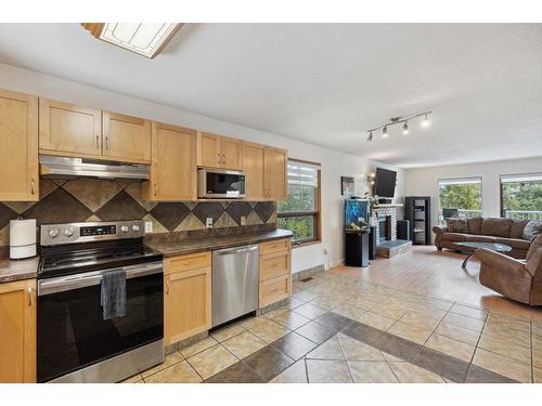 1419 Highland Drive, Castlegar, BC - Indoor Photo Showing Kitchen