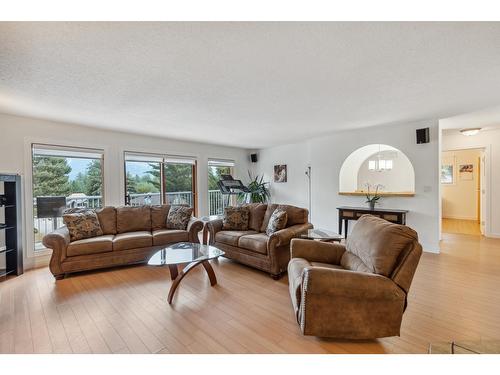 1419 Highland Drive, Castlegar, BC - Indoor Photo Showing Living Room