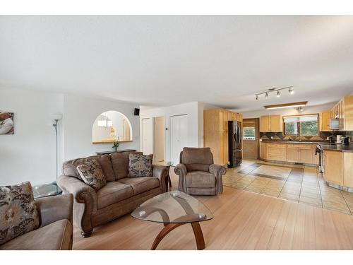 1419 Highland Drive, Castlegar, BC - Indoor Photo Showing Living Room