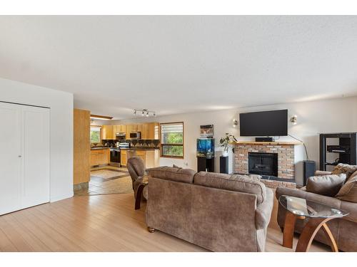 1419 Highland Drive, Castlegar, BC - Indoor Photo Showing Living Room With Fireplace