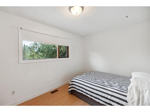 1419 Highland Drive, Castlegar, BC - Indoor Photo Showing Bedroom