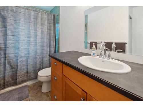 1419 Highland Drive, Castlegar, BC - Indoor Photo Showing Bathroom