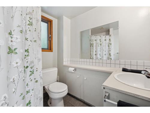 1419 Highland Drive, Castlegar, BC - Indoor Photo Showing Bathroom