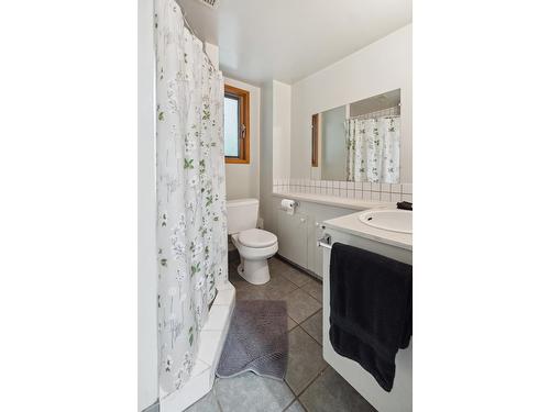 1419 Highland Drive, Castlegar, BC - Indoor Photo Showing Bathroom