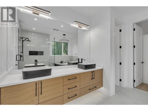 4630 Mcclure Road, Kelowna, BC - Indoor Photo Showing Bathroom