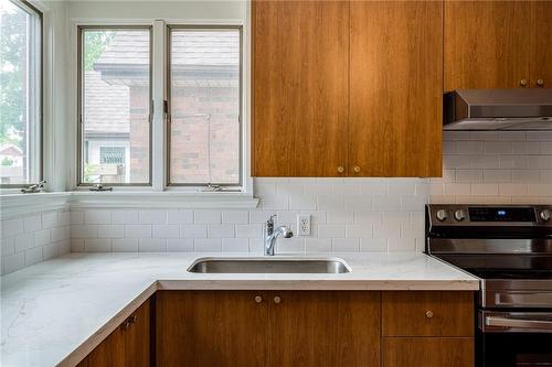 76 Weir Street N, Hamilton, ON - Indoor Photo Showing Kitchen