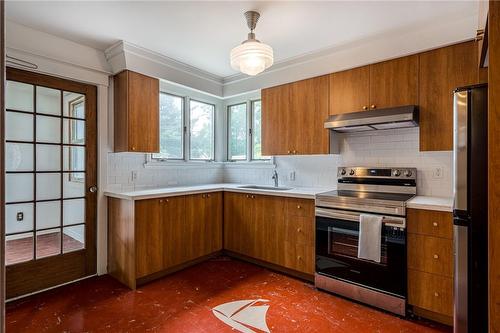 76 Weir Street N, Hamilton, ON - Indoor Photo Showing Kitchen